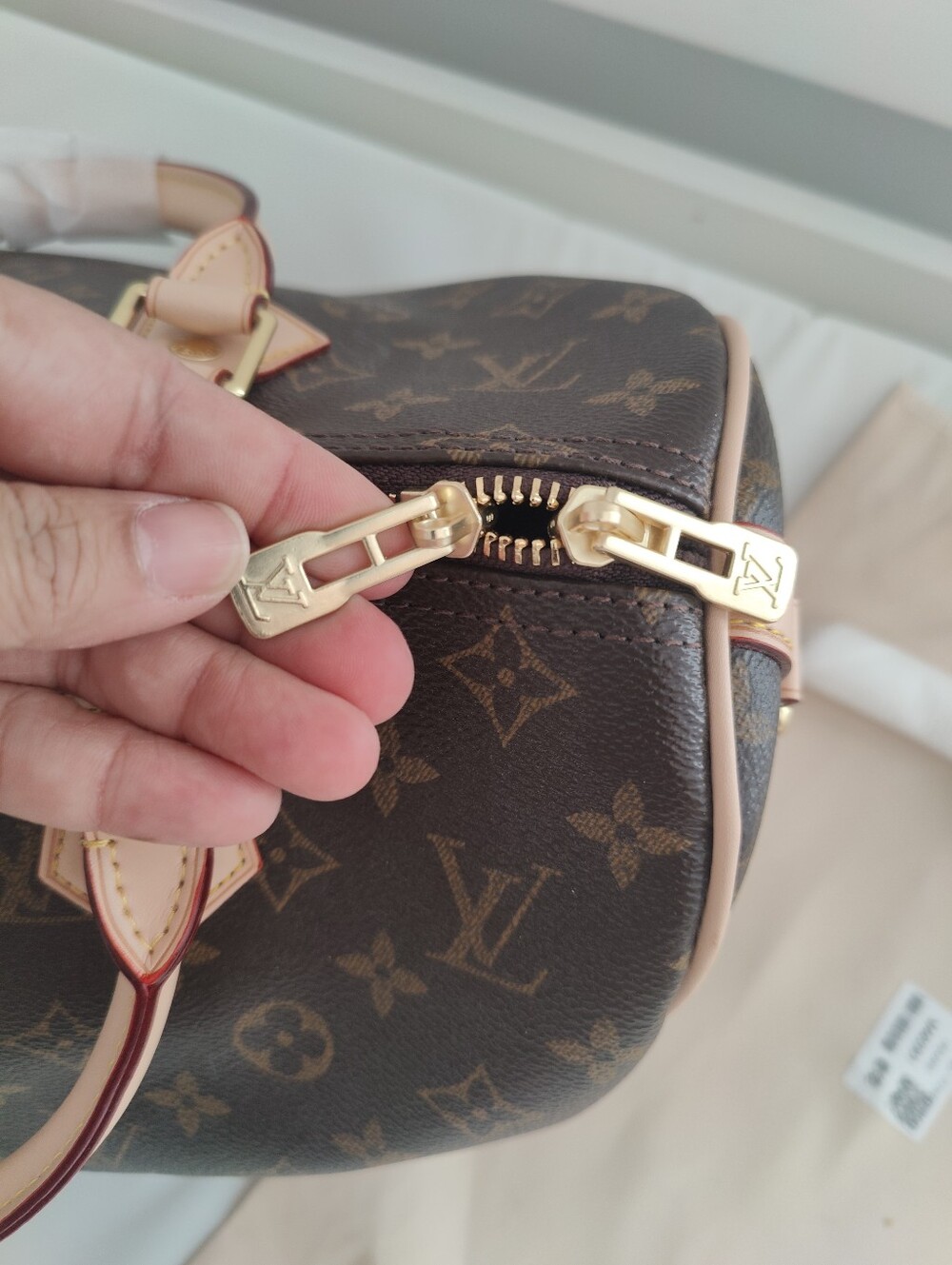 Handbag - Picture 8 of 10